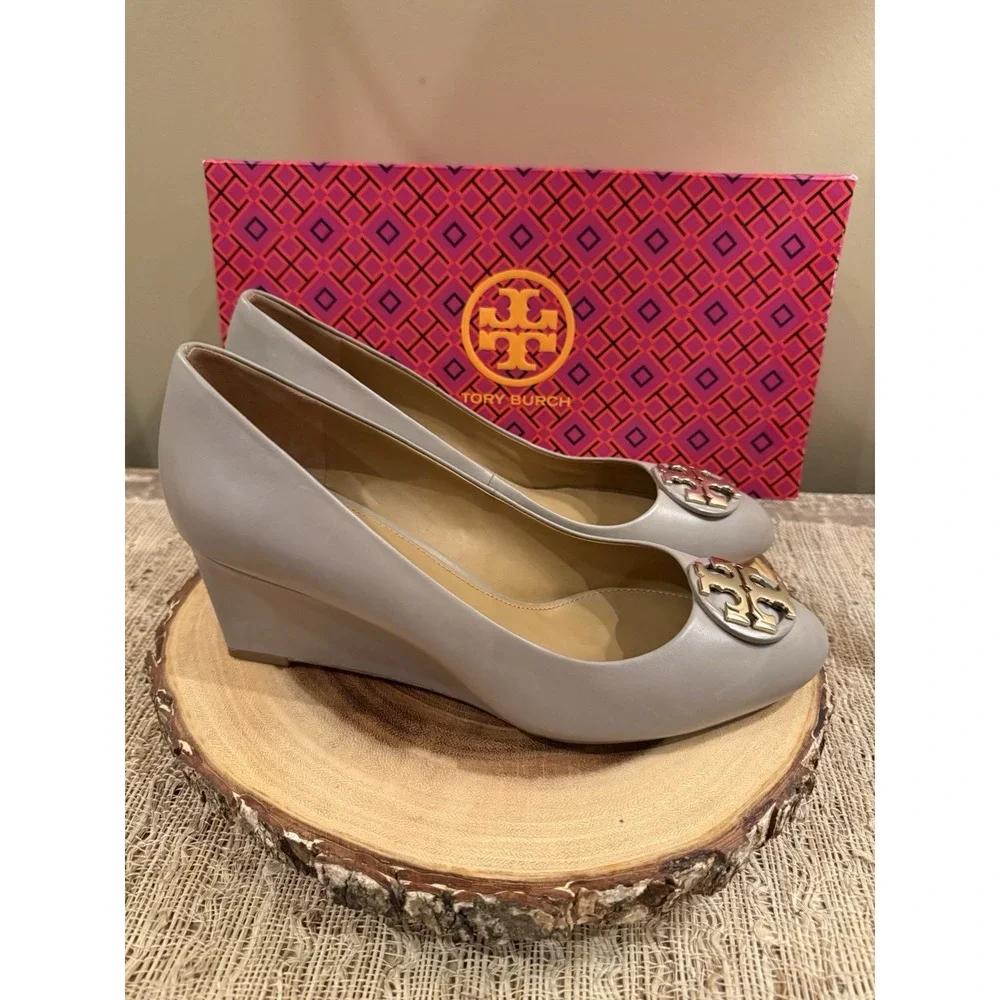 Tory Burch Women's Claire 85mm Wedge Pumps in French Grey Sz-9M Gold Logo 295$